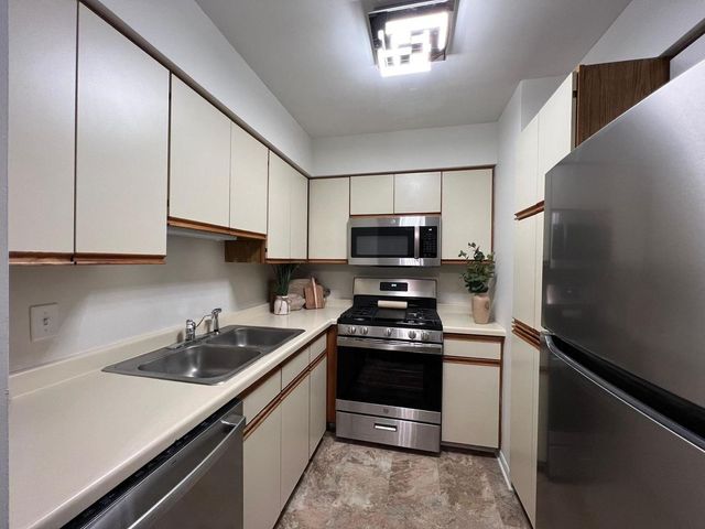 1503 N Milwaukee Avenue 4B, Libertyville, IL 60048