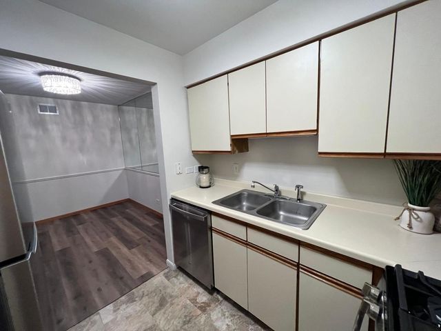 1503 N Milwaukee Avenue 4B, Libertyville, IL 60048