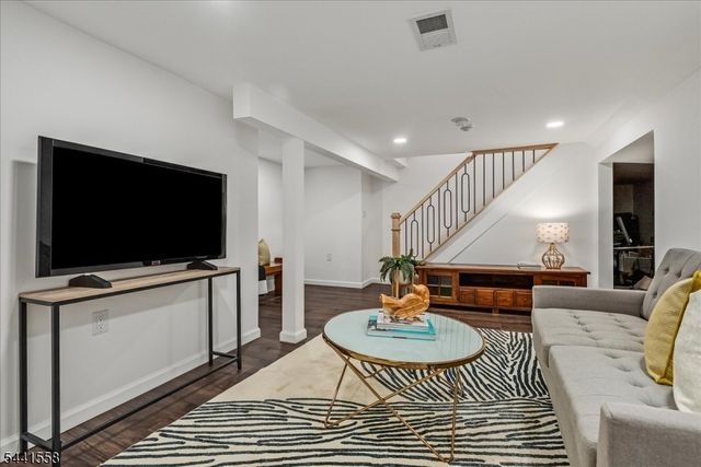 27 Montclair Ave, Montclair Twp., NJ 07042