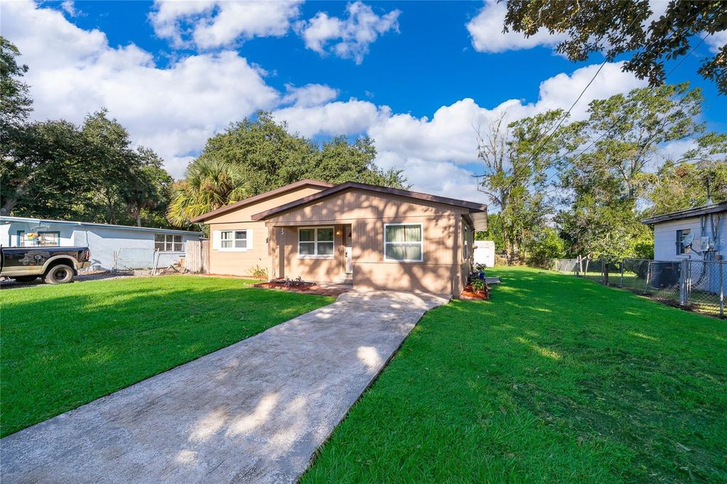 Image 2 of property listing at 168 COUNTRY CLUB CIRCLE, Sanford, FL 32771