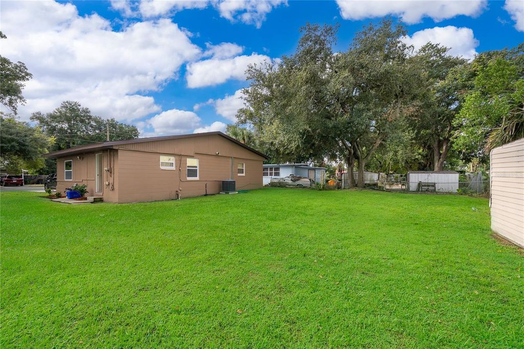 Image 18 of property listing at 168 COUNTRY CLUB CIRCLE, Sanford, FL 32771
