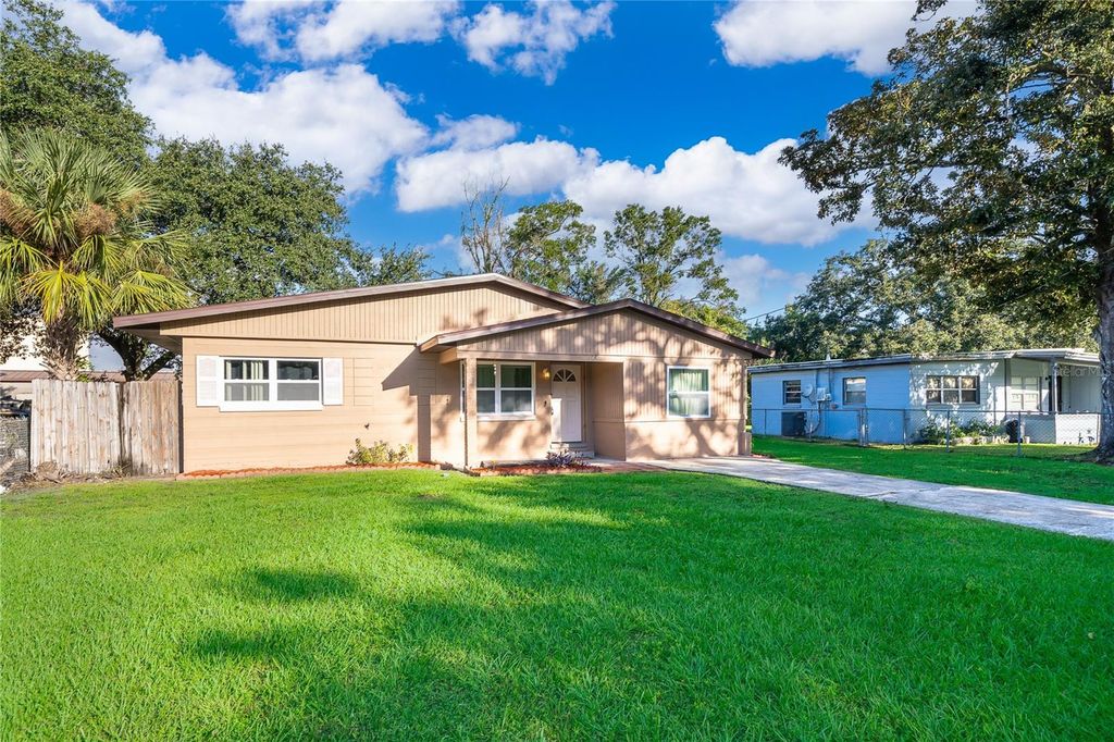 Image 3 of property listing at 168 COUNTRY CLUB CIRCLE, Sanford, FL 32771