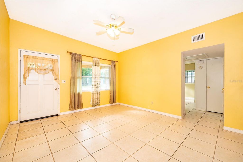 Image 6 of property listing at 168 COUNTRY CLUB CIRCLE, Sanford, FL 32771