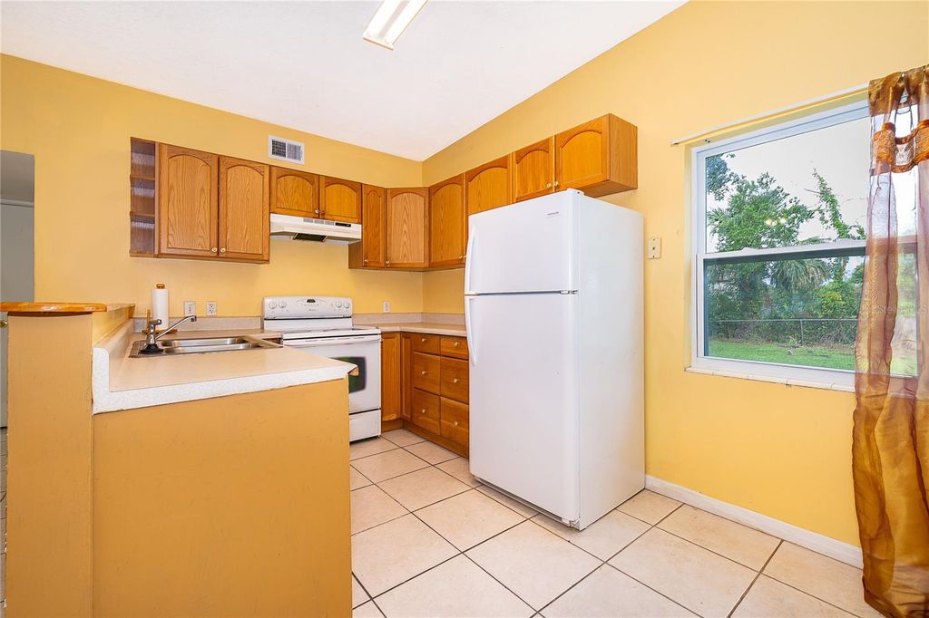 Image 8 of property listing at 168 COUNTRY CLUB CIRCLE, Sanford, FL 32771