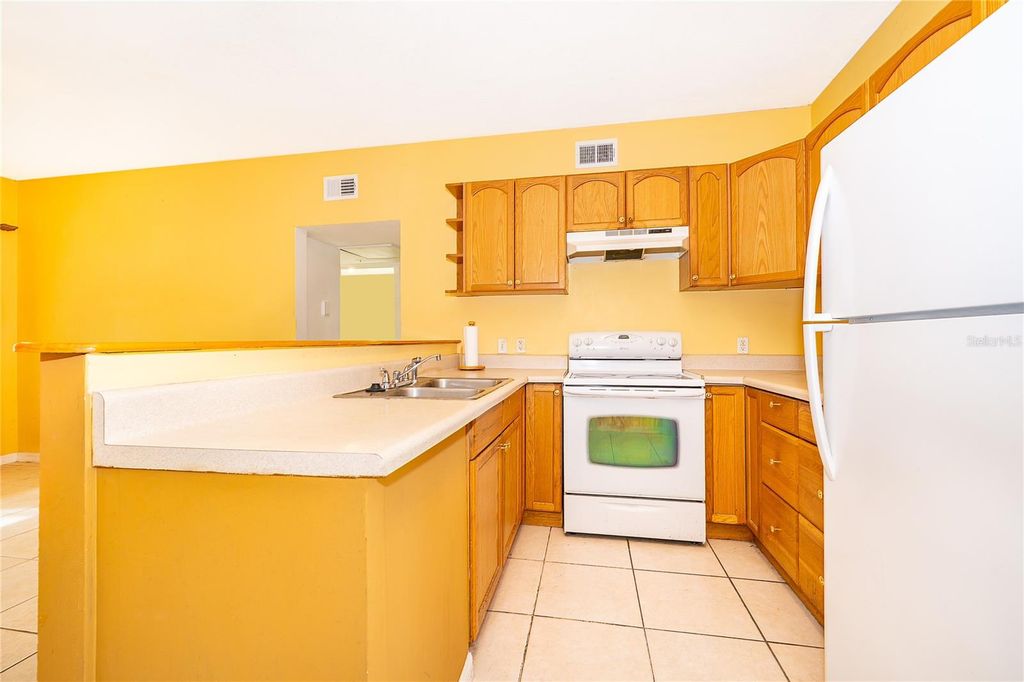 Image 9 of property listing at 168 COUNTRY CLUB CIRCLE, Sanford, FL 32771