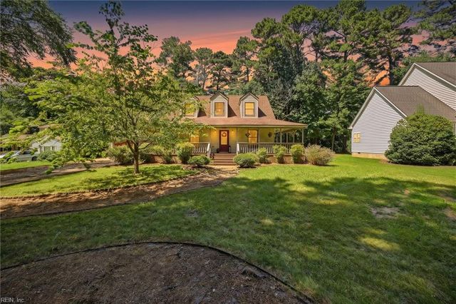 7743 Waters Edge LN, Gloucester Point, VA 23062