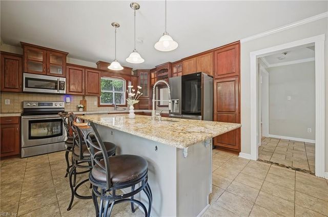 7743 Waters Edge LN, Gloucester Point, VA 23062