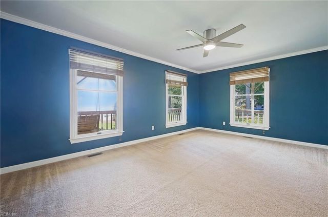 7743 Waters Edge LN, Gloucester Point, VA 23062