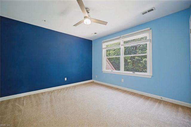 7743 Waters Edge LN, Gloucester Point, VA 23062