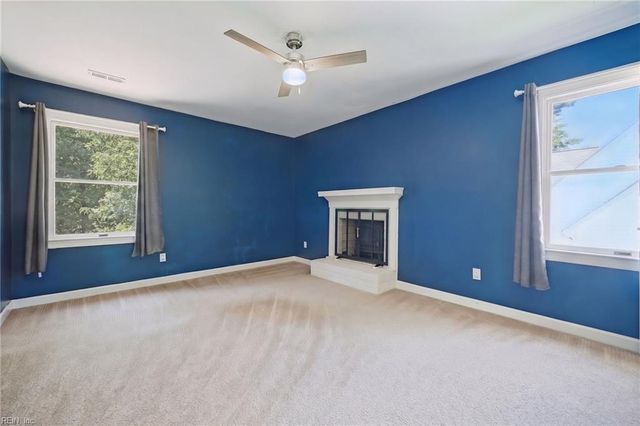 7743 Waters Edge LN, Gloucester Point, VA 23062