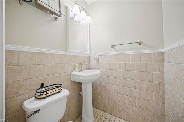7743 Waters Edge LN, Gloucester Point, VA 23062