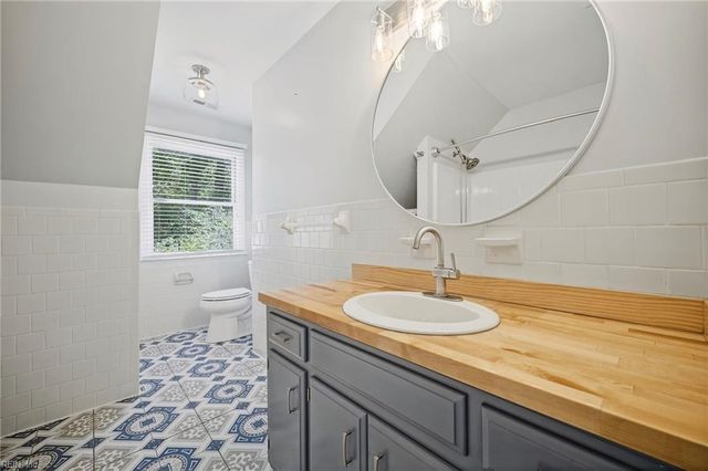 7743 Waters Edge LN, Gloucester Point, VA 23062