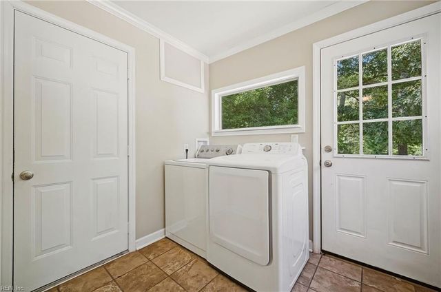 7743 Waters Edge LN, Gloucester Point, VA 23062