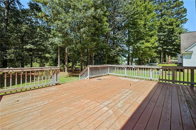 7743 Waters Edge LN, Gloucester Point, VA 23062