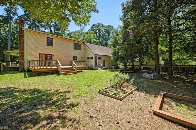 7743 Waters Edge LN, Gloucester Point, VA 23062
