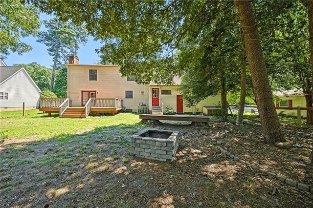 7743 Waters Edge LN, Gloucester Point, VA 23062
