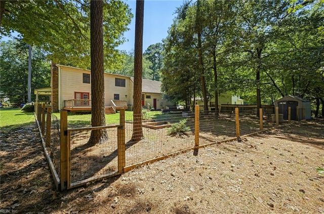7743 Waters Edge LN, Gloucester Point, VA 23062