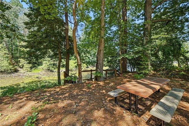 7743 Waters Edge LN, Gloucester Point, VA 23062