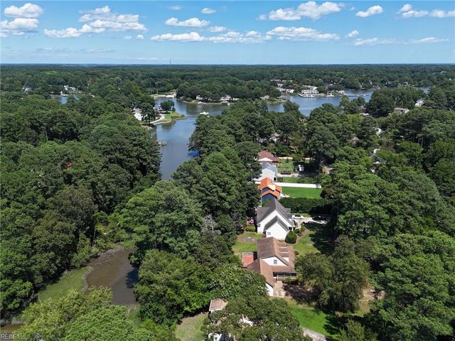 7743 Waters Edge LN, Gloucester Point, VA 23062