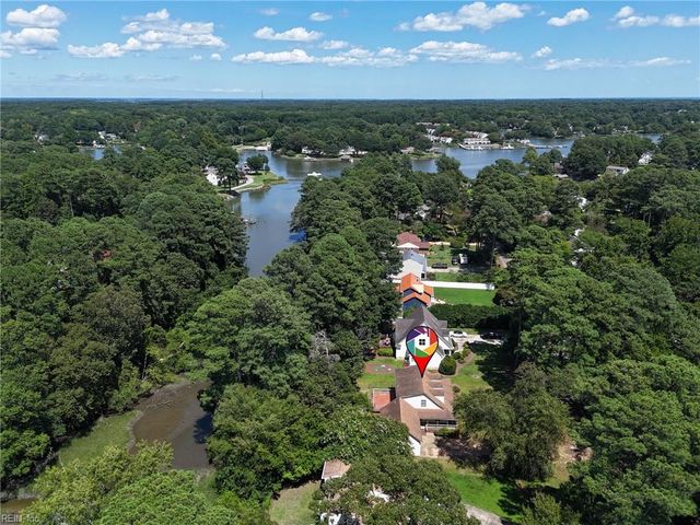 7743 Waters Edge LN, Gloucester Point, VA 23062