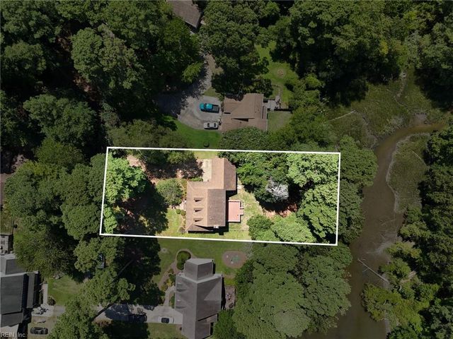 7743 Waters Edge LN, Gloucester Point, VA 23062