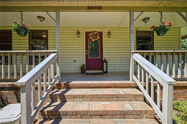 7743 Waters Edge LN, Gloucester Point, VA 23062