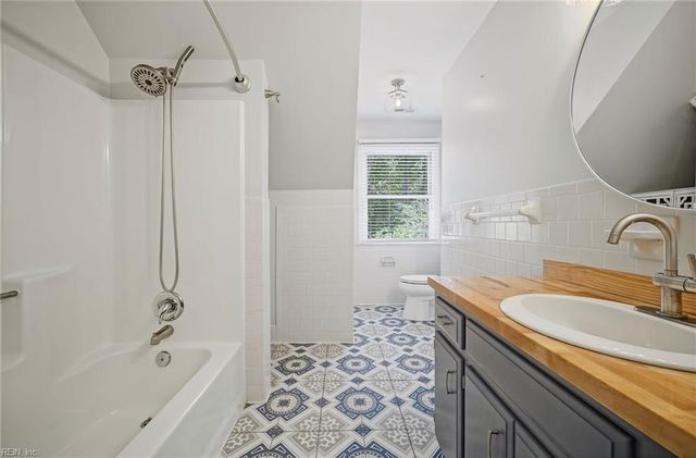 7743 Waters Edge LN, Gloucester Point, VA 23062