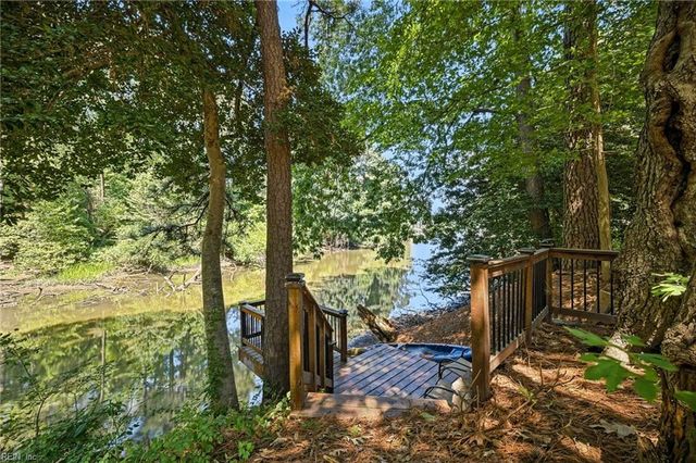 7743 Waters Edge LN, Gloucester Point, VA 23062
