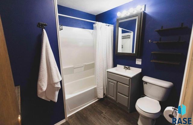 1108 W 3rd Ave Avenue, Mitchell, SD 57301