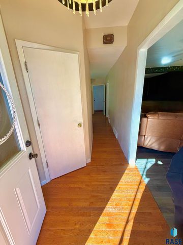 1108 W 3rd Ave Avenue, Mitchell, SD 57301