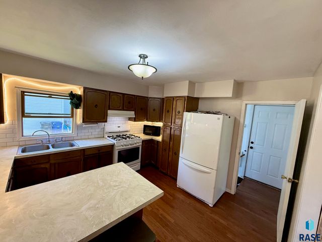 1108 W 3rd Ave Avenue, Mitchell, SD 57301