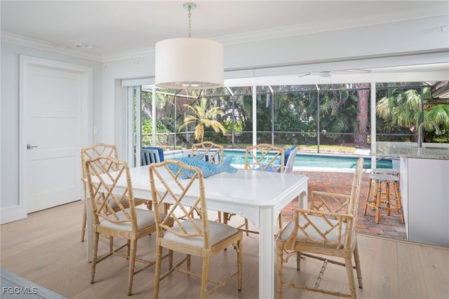 635 Fountainhead LN, Naples, FL 34103