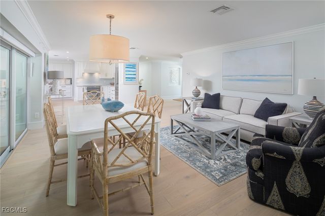 635 Fountainhead LN, Naples, FL 34103