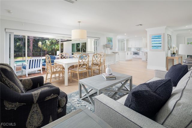 635 Fountainhead LN, Naples, FL 34103