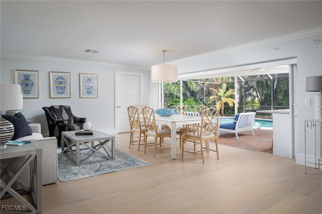 635 Fountainhead LN, Naples, FL 34103