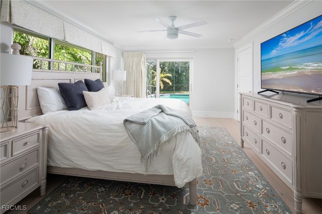 635 Fountainhead LN, Naples, FL 34103