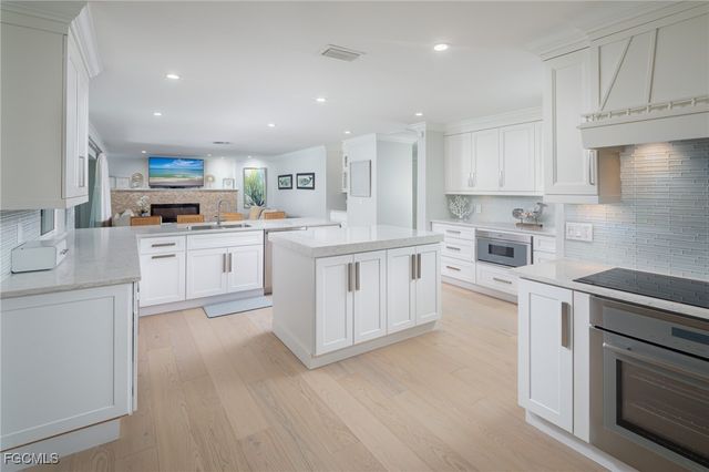 635 Fountainhead LN, Naples, FL 34103