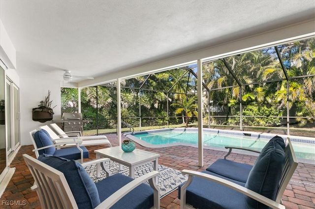 635 Fountainhead LN, Naples, FL 34103