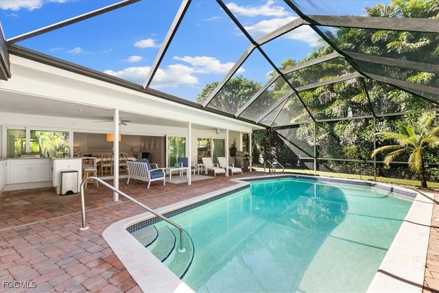 635 Fountainhead LN, Naples, FL 34103