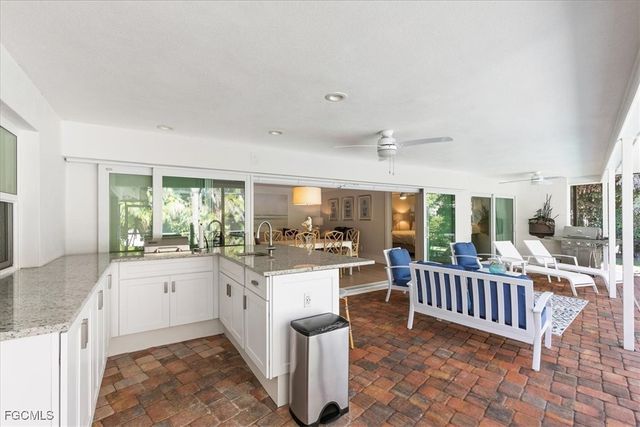 635 Fountainhead LN, Naples, FL 34103