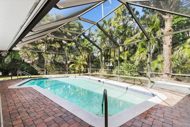 635 Fountainhead LN, Naples, FL 34103