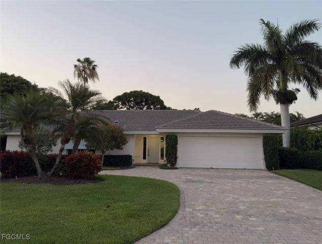 635 Fountainhead LN, Naples, FL 34103