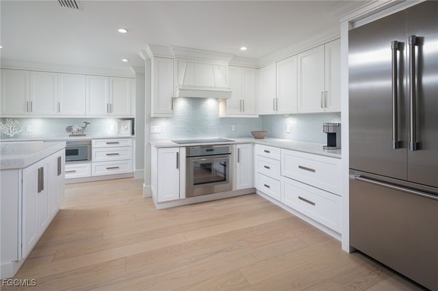 635 Fountainhead LN, Naples, FL 34103