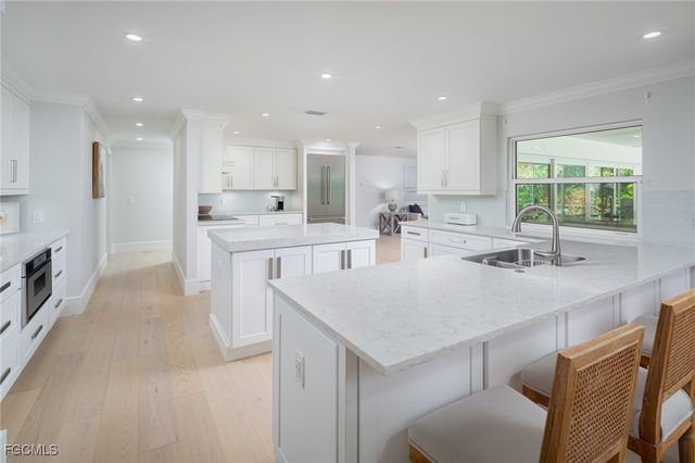 635 Fountainhead LN, Naples, FL 34103