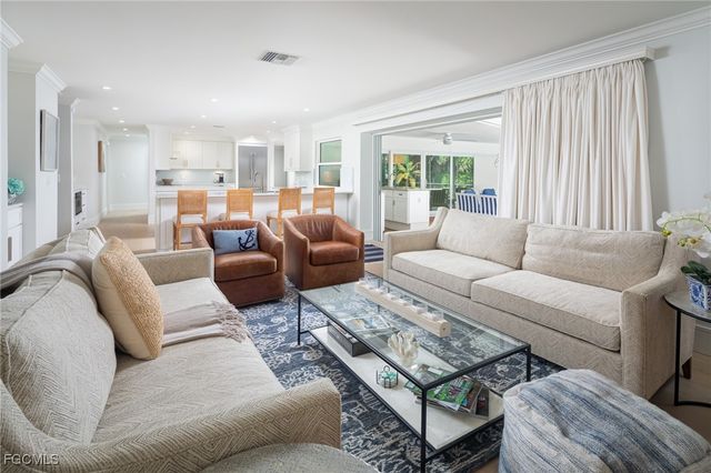 635 Fountainhead LN, Naples, FL 34103