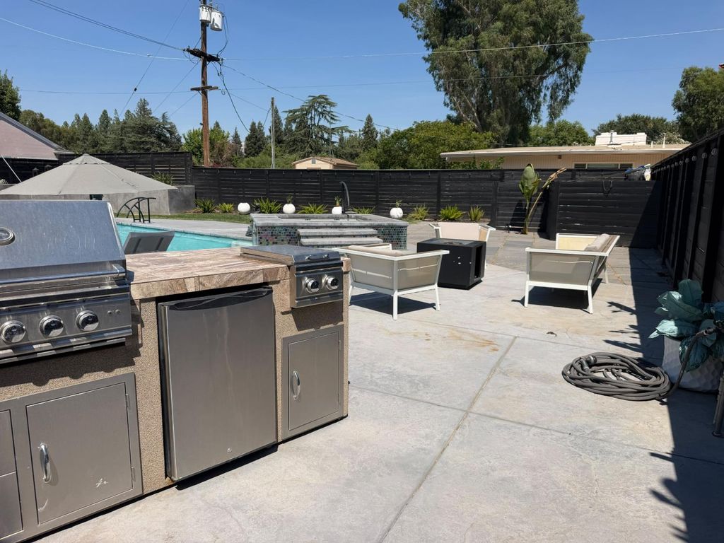 Image 3 of property listing at 2430 W San Jose Avenue, Fresno, CA 93711