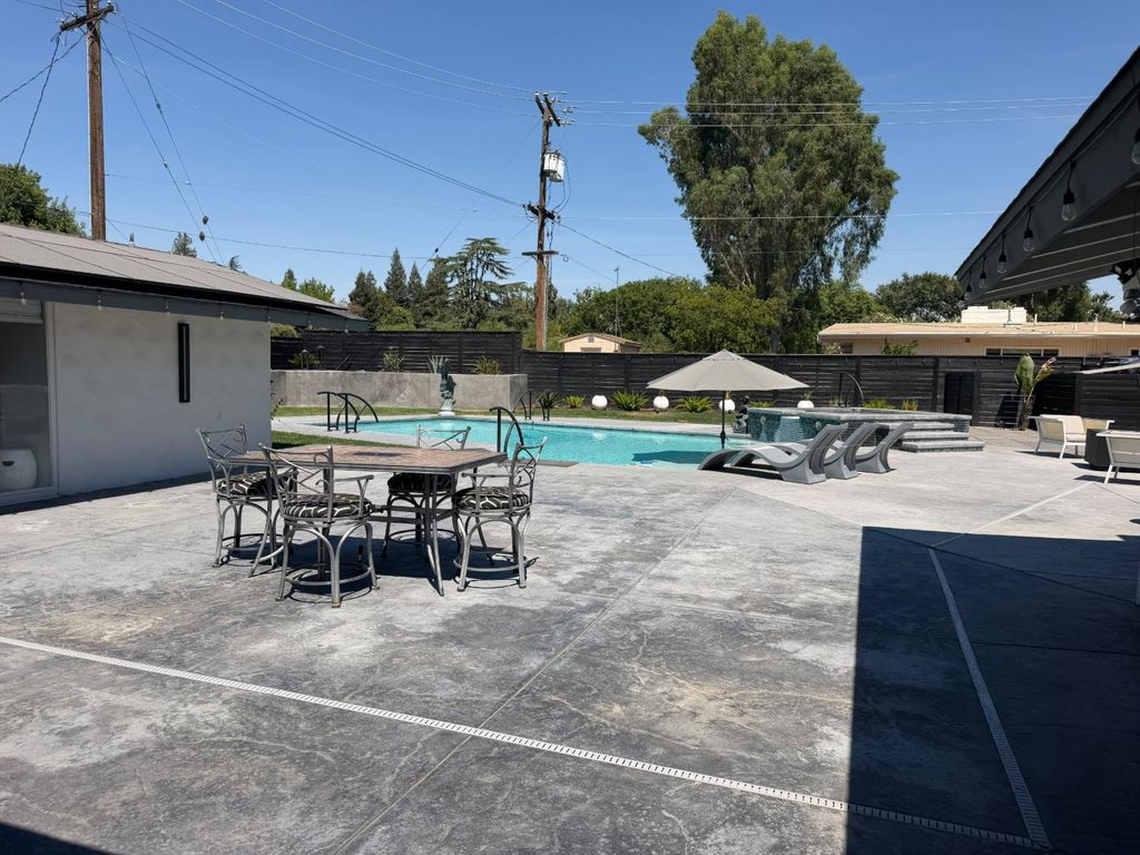 Image 4 of property listing at 2430 W San Jose Avenue, Fresno, CA 93711