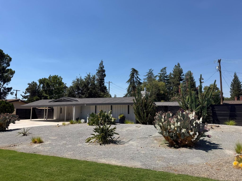 Image 8 of property listing at 2430 W San Jose Avenue, Fresno, CA 93711