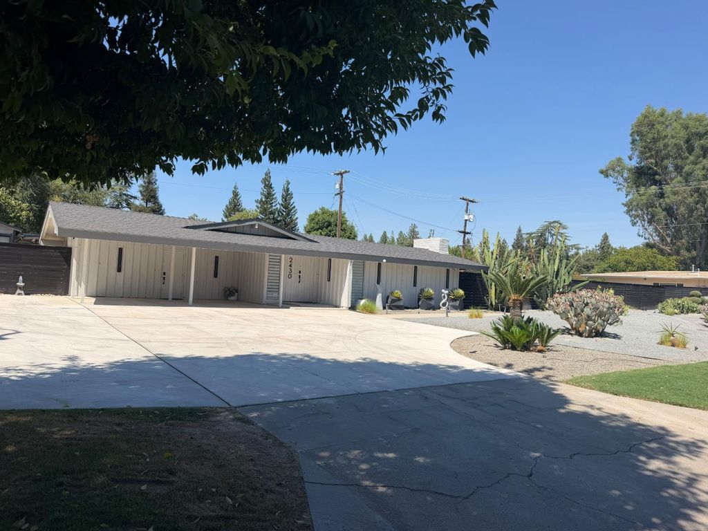 Image 9 of property listing at 2430 W San Jose Avenue, Fresno, CA 93711