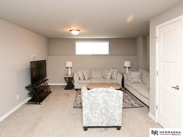 8025 N 84th Street, Omaha, NE 68122